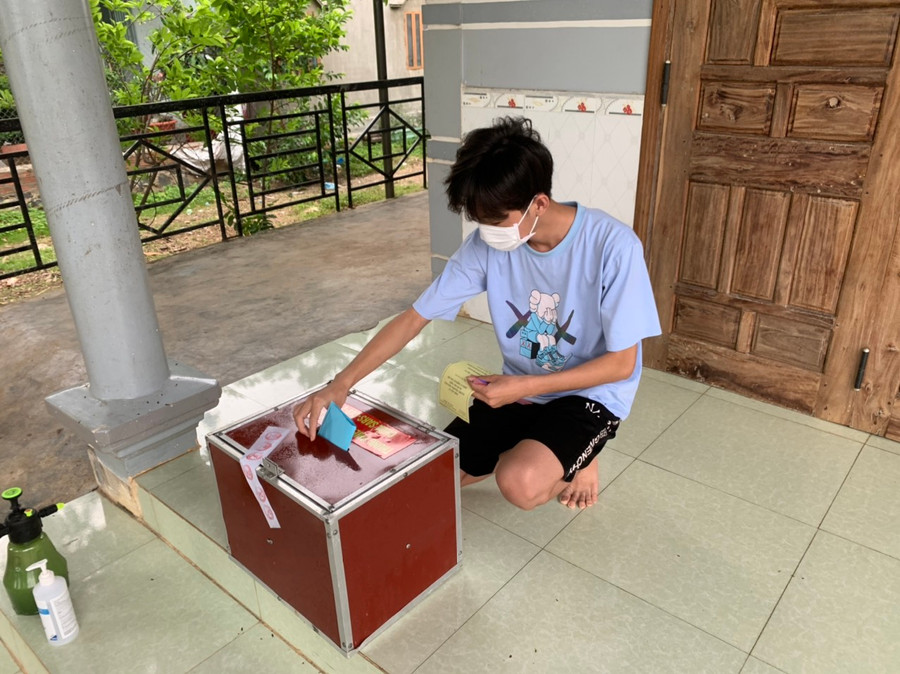 Anh Nguyễn Thanh Dương (thôn Thanh Thượng, xã Ayun Hạ, huyện Phú Thiện) bỏ phiếu vào thùng phiếu phụ tại nhà. Ảnh: Vũ Chi Em Nguyễn Thanh Dương (thôn Thanh Thượng, xã Ayun Hạ, huyện Phú Thiện) bỏ phiếu vào thùng phiếu phụ tại nhà. Ảnh: Vũ Chi