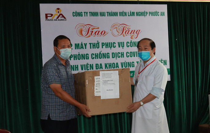 Công ty TNHH Hai thành viên Lâm nghiệp Phước An trao tặng 2 máy thởành viên Lâm nghiệp Phước An trao tặng 2 máy thở