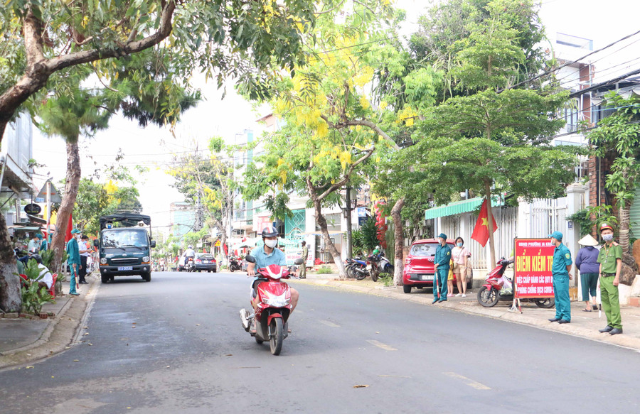 Thành phố Pleiku quyết tâm thực hiện thắng lợi “mục tiêu kép”, vừa phòng-chống dịch vừa phát triển kinh tế-xã hội. Ảnh: Quang Tấn