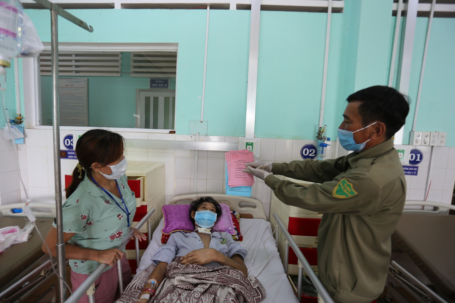 Tổ bầu cử số 5 của phường Phù Đổng (TP. Pleiku) mang thùng phiếu phụ đến tận giường của bệnh nhân đang điều trị tại Bệnh viện Đa khoa tỉnh. Ảnh: Văn Ngọc Tổ bầu cử số 5 phường Phù Đổng mang thùng phiếu phụ đến các Khoa, Phòng tại Bệnh viện Đa khoa tỉnh