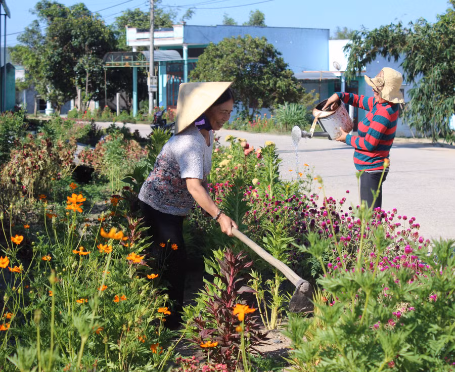 Người dân xã Xuân An, thị xã An Khê chăm sóc con đường hoa (ảnh chụp tháng 12-2020). Ảnh: Ngọc Minh