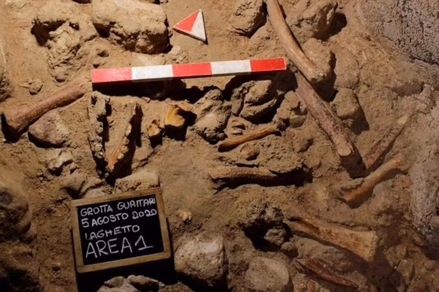 Cận cảnh hài cốt hóa thạch của người Neanderthal trong một hang động ở Italia. Ảnh: Bộ Văn hóa Italia