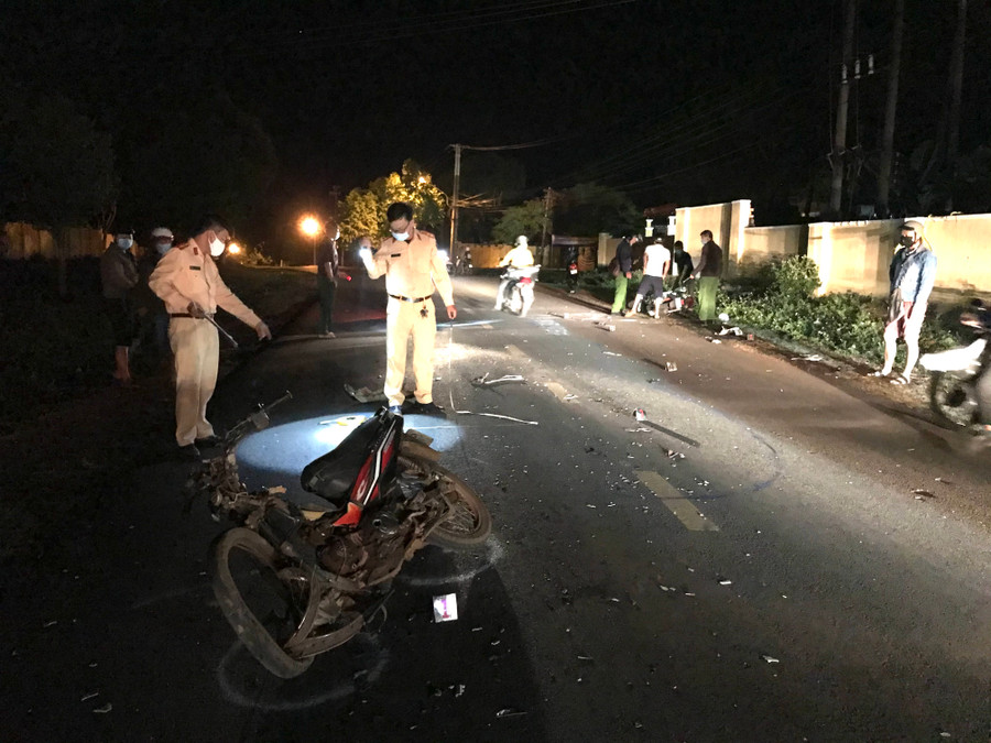 Vụ tai nạn khiến 2 chiếc xe bị hư hỏng nặng. Ảnh: Văn Ngọc Vụ va chạm mạnh khiến 2 chiếc xe bị hư hỏng nặng. Ảnh: Văn Ngọc