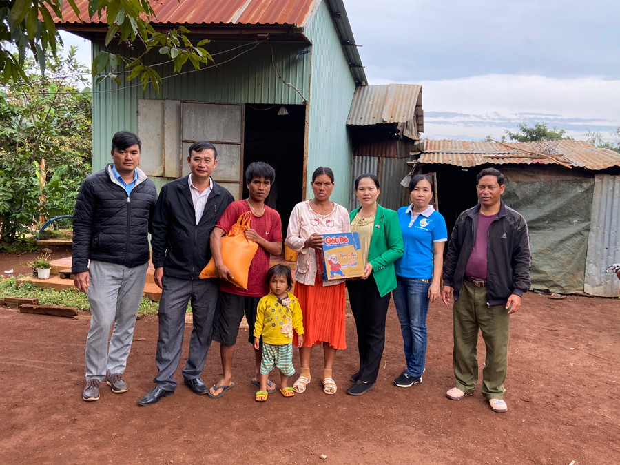 Hội Liên hiệp Phụ nữ phường Chi Lăng tặng quà cho gia đình hội viên khó khăn. Ảnh: Thanh Nhật