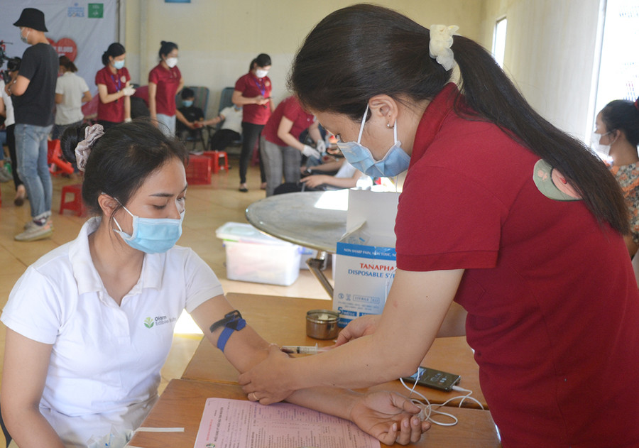  Cán bộ, công nhân, người lao động của Chi nhánh Công ty trách nhiệm hữu hạn Olam Gia Lai hiến máu tình nguyện. Ảnh: Hoàng Cư