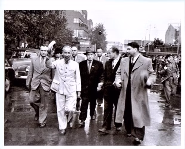 Chủ tịch Hồ Chí Minh thăm nhà máy Uralmash mang tên Ordzhonikidze ở Sverdlovsk, nay là Yekaterinburg. (Nguồn: TTXVN)