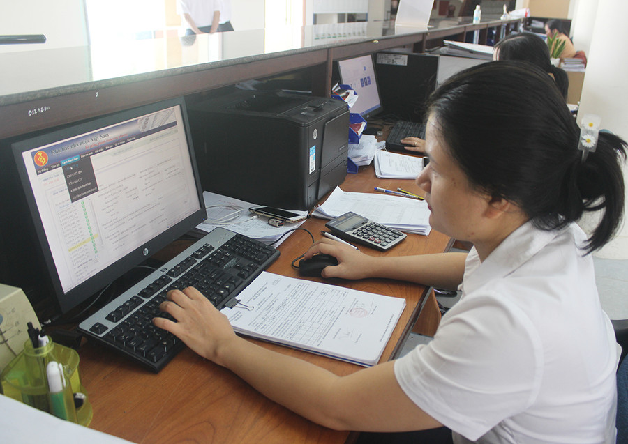 Nhân viên Kho bạc Nhà nước huyện Phú Thiện tiếp nhận, xử lý các hồ sơ chứng từ giao dịch qua dịch vụ công trực tuyến mức độ 4. Ảnh: Sơn Ca