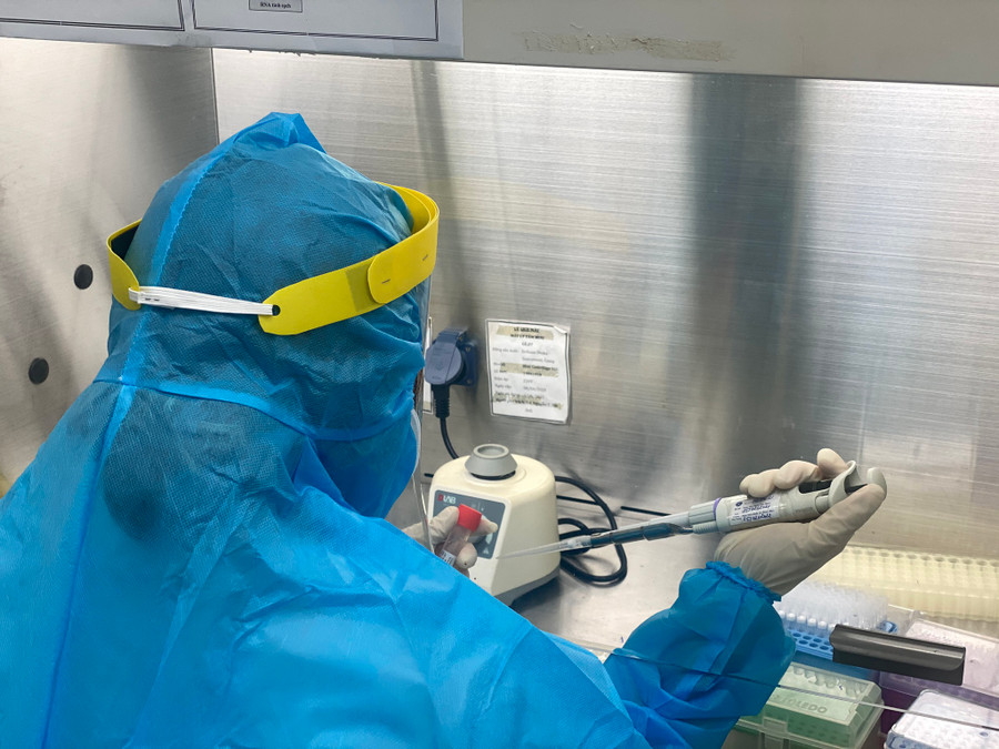 Xét nghiệm khẩn khoanh vùng kiểm soát dịch Covid-19. Ảnh: A.Q