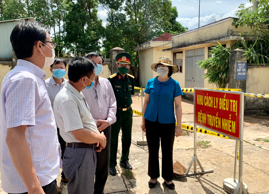 Phó Chủ tịch UBND tỉnh Nguyễn Thị Thanh Lịch (bìa phải) cùng đoàn công tác kiểm tra điều kiện cơ sở vật chất tại Trung tâm Y tế huyện Ia Grai. Ảnh: Như Nguyện Đoàn kiểm tra tại Trung tâm Y tế huyện Ia Grai. Ảnh: Như Nguyện
