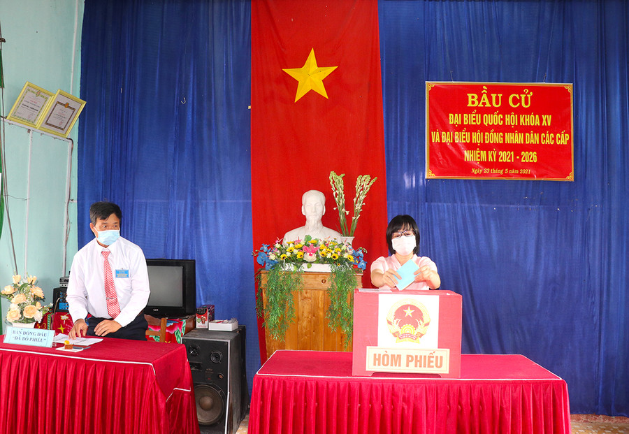 Phó Chủ tịch UBND tỉnh Nguyễn Thị Thanh Lịch bỏ lá phiếu đầu tiên tại khu vực bỏ phiếu số 2 (tổ dân phố 2, phường An Bình, thị xã An Khê). Ảnh: Ngọc Minh Phó Chủ tịch UBND tỉnh Gia Lai Nguyễn Thị Thanh Lịch bỏ lá phiếu đầu tiên, tại khu vực bỏ phiếu số 2 (tổ dân phố 2, phường An Bình, thị xã An Khê)- Ảnh Ngọc Minh