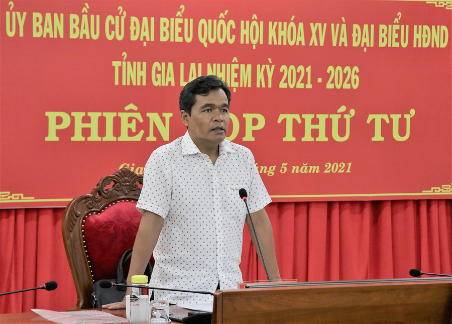 Đồng chí Hồ Văn Niên-Bí thư Tỉnh ủy, Chủ tịch Ủy ban bầu cử tỉnh phát biểu tại phiên họp. Ảnh: Phương Linh