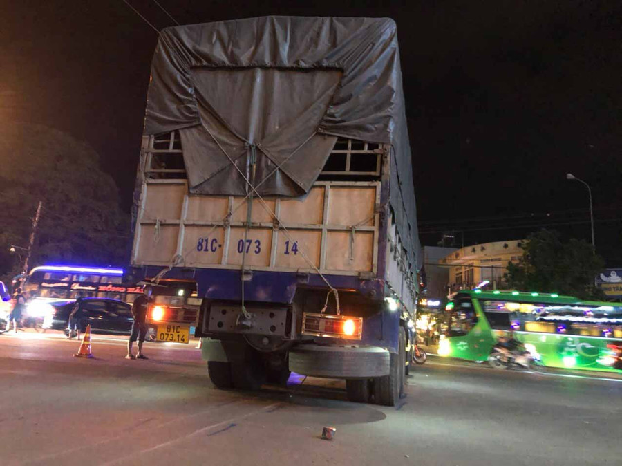 Chiếc xe máy đã bị cuốn vào gầm xe tải khiến ông Vương tử vong