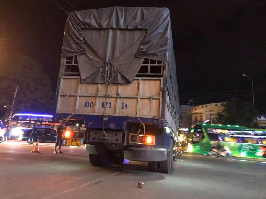 Chiếc xe máy đã bị cuốn vào gầm xe tải khiến ông Vương tử vong