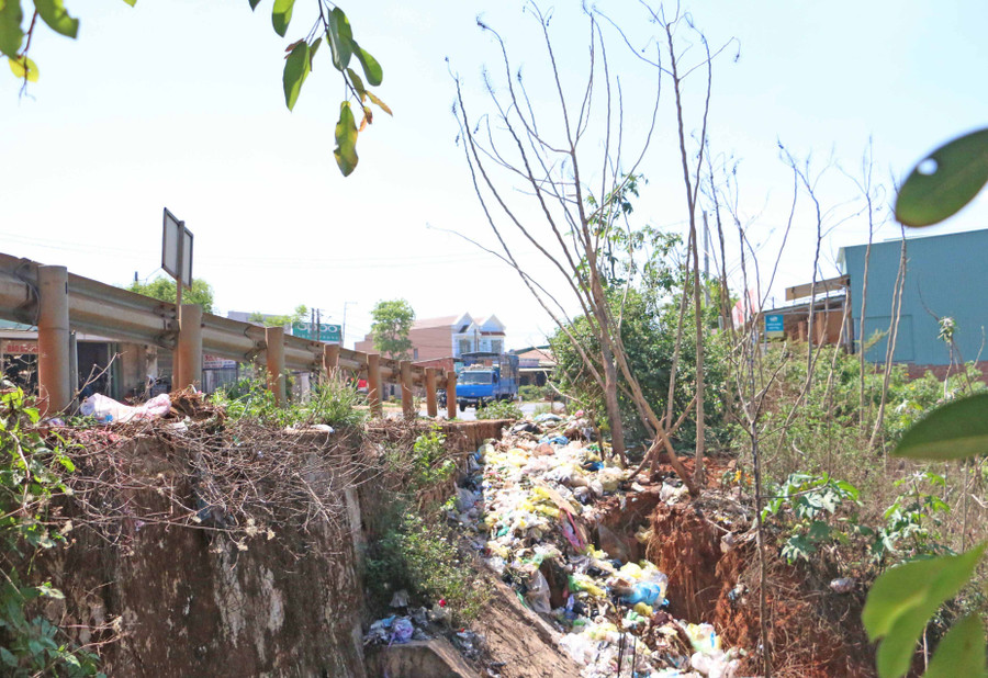 Ngay ngã ba Phú Mỹ (xã Ia Băng, huyện Chư Prông) dù có bảng cấm đổ rác nhưng người dân vẫn vô tư bỏ rác tại đây gây ô nhiễm môi trường. Ảnh: Quang Tấn Ngay ngã ba Phú Mỹ (xã Ia Băng, huyện Chư Prông) dù có bảng cấm đổ rác nhưng người dân vẫn vô tư bỏ rác tại đây gây ô nhiễm môi trường. Ảnh Quang Tấn