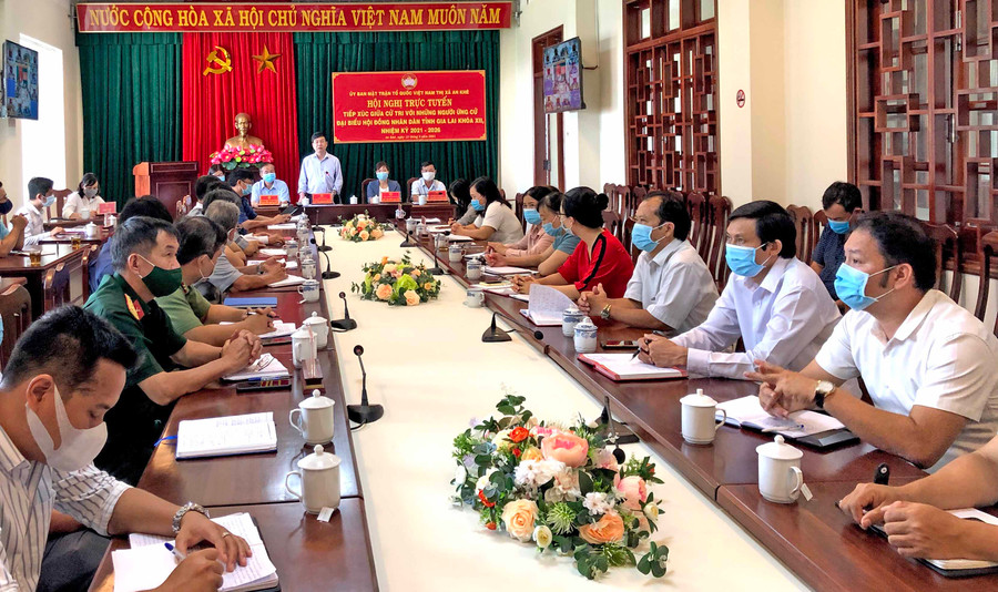 Điểm cầu trung tâm hội nghị trực tuyến tiếp xúc cử tri tại thị xã An Khê. Ảnh: Lê Hòa