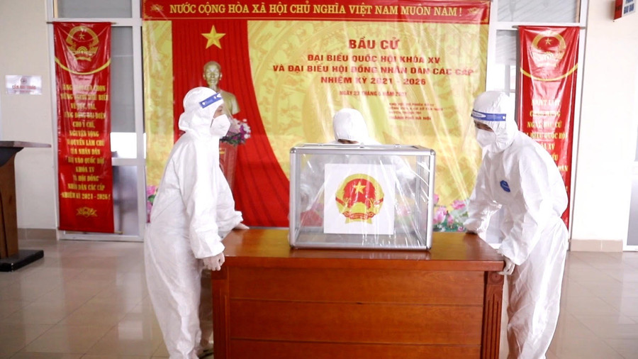 Chuẩn bị hòm phiếu bầu cử tại Bệnh viện K đang cách ly y tế Chuẩn bị hòm phiếu bầu cử tại Bệnh viện K đang cách ly y tế