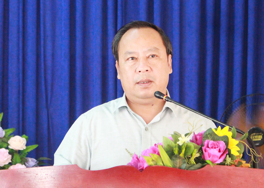 Phó Bí thư Thường trực Tỉnh ủy, Chủ tịch HĐND tỉnh Châu Ngọc Tuấn trình bày chương trình hành động trước cử tri. Ảnh: Hồng Thi