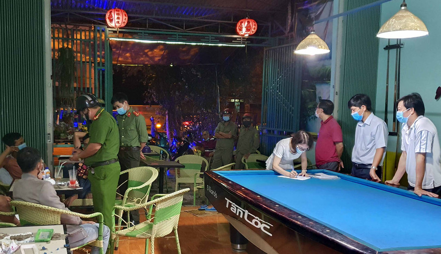 Đoàn kiểm tra tiến hành lập biên bản vi phạm cơ sở Bida Phố Núi phường Thắng Lợi