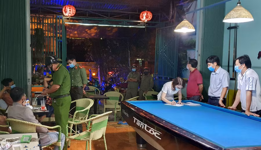 Đoàn kiểm tra tiến hành lập biên bản vi phạm cơ sở Bida Phố Núi phường Thắng Lợi