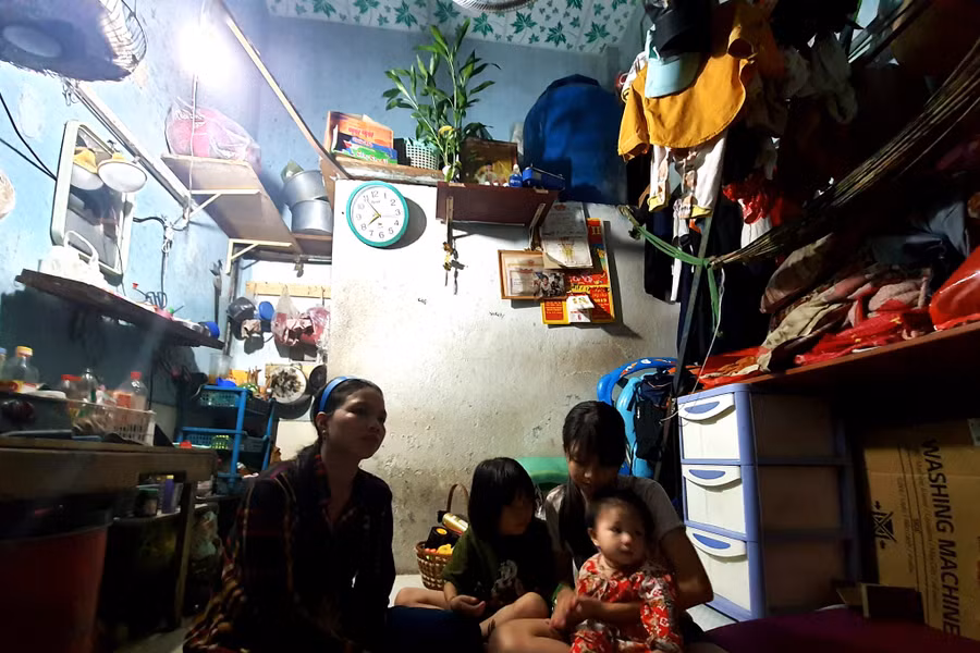 Căn gác trọ chừng 10m2 của gia đình Xuyên, Giàu. ẢNH: PHẠM THU NGÂN