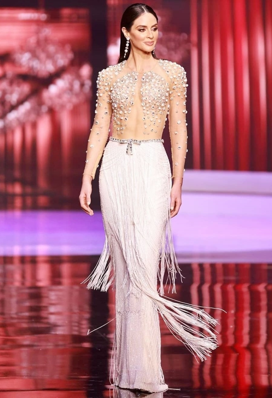 Đại diện Puerto Rico trong trang phục dạ hội của top 10. Ảnh: MU.