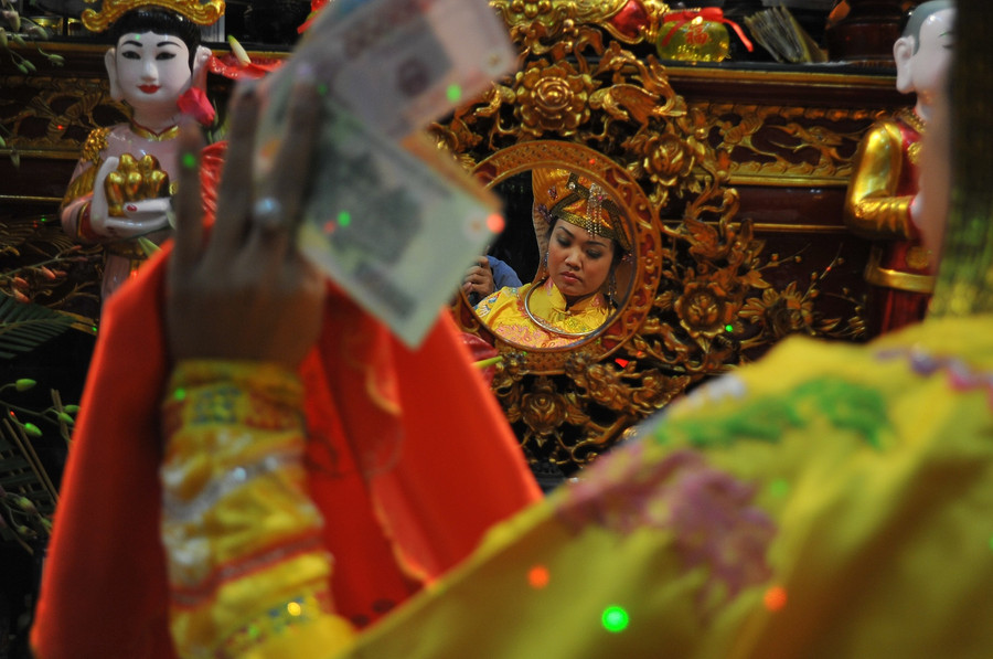 Chiếc gương trước bàn thờ chính để vị thánh khi nhập đồng xem lại dung nhan, ban thưởng khi hài lòng với hầu dâng đã làm đẹp cho mình