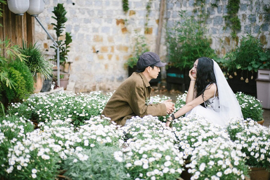 Đôi bạn trẻ lựa chọn cuộc sống rời xa phố thị tìm kiếm bình yên. Ảnh: THỊ LINH
