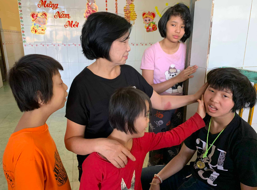 5-3 Bà Phạm Thị Hồng đã gắn bó với công việc đặc biệt này hơn 30 năm-ảnh P.Linh