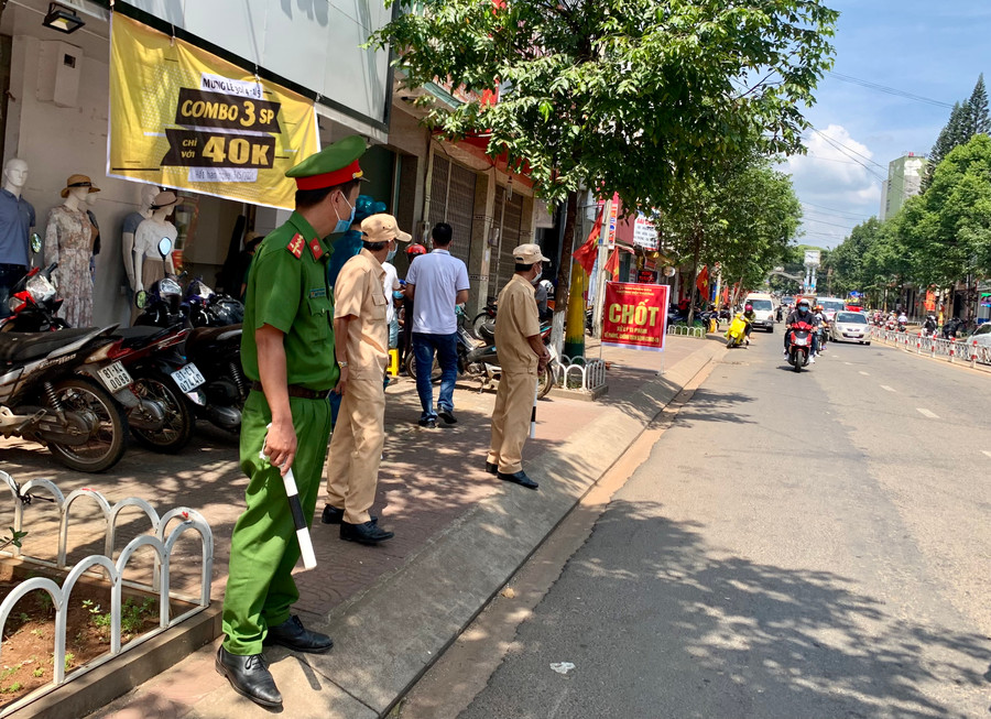 -Các xã, phường trên địa bàn TP.Pleiku đồng loạt ra quân xử lý nghiêm các vi phạm về phòng-chống dịch Covid-19. Ảnh: Như Nguyện