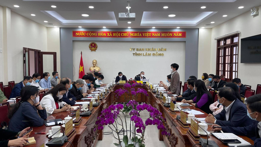 Ông Nguyễn Đức Thuận báo cáo về các mốc dịch tễ của bệnh nhân số 3141 tại TP.Đà Lạt.