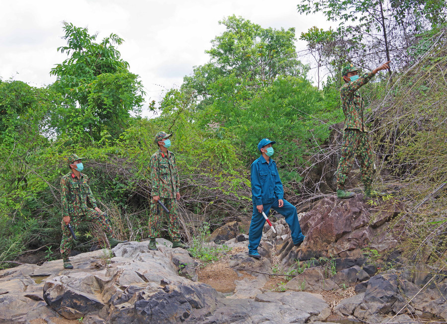 cán bộ, chiến sĩ ở các Chốt thường xuyên tuần tra, kiểm soát chặt chẽ biên giới