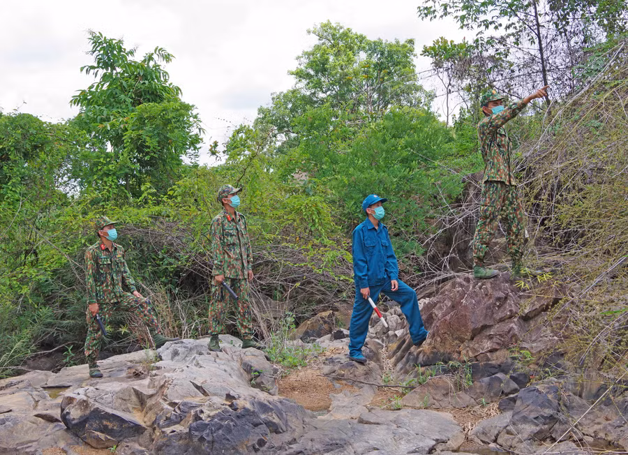 cán bộ, chiến sĩ ở các Chốt thường xuyên tuần tra, kiểm soát chặt chẽ biên giới
