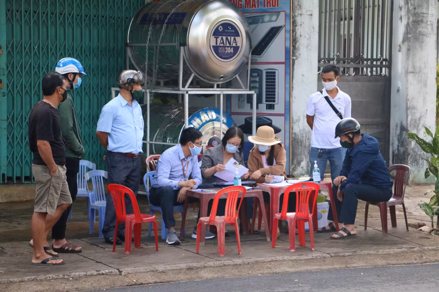 Trong ngày 30-4, lực lượng chức năng thành phố đã xử phạt vi phạm hành chính 8 trường hợp không không chấp hành nghiêm các quy định về phòng-chống dịch Covid-19