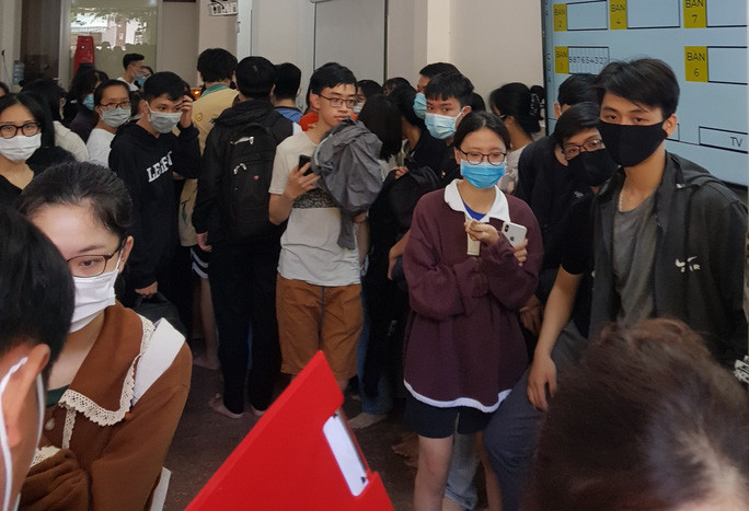 Hơn 100 em học sinh tụ tập tại cơ sở dạy tiếng Anh 