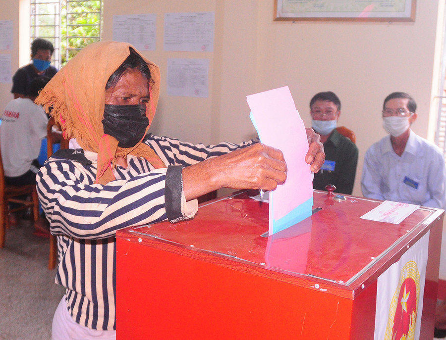 Cử tri Kpă H'Đhot (thôn Ia Sâm, xã Ia Rong, huyện Chư Pưh) bỏ phiếu bầu. Ảnh: Thiên Di Cử tri Kpă H'Đhot (thôn Ia Sâm, xã Ia Rong, huyện Chư Pưh) bỏ phiếu bầu cho các đại biểu-Ảnh Thiên Di