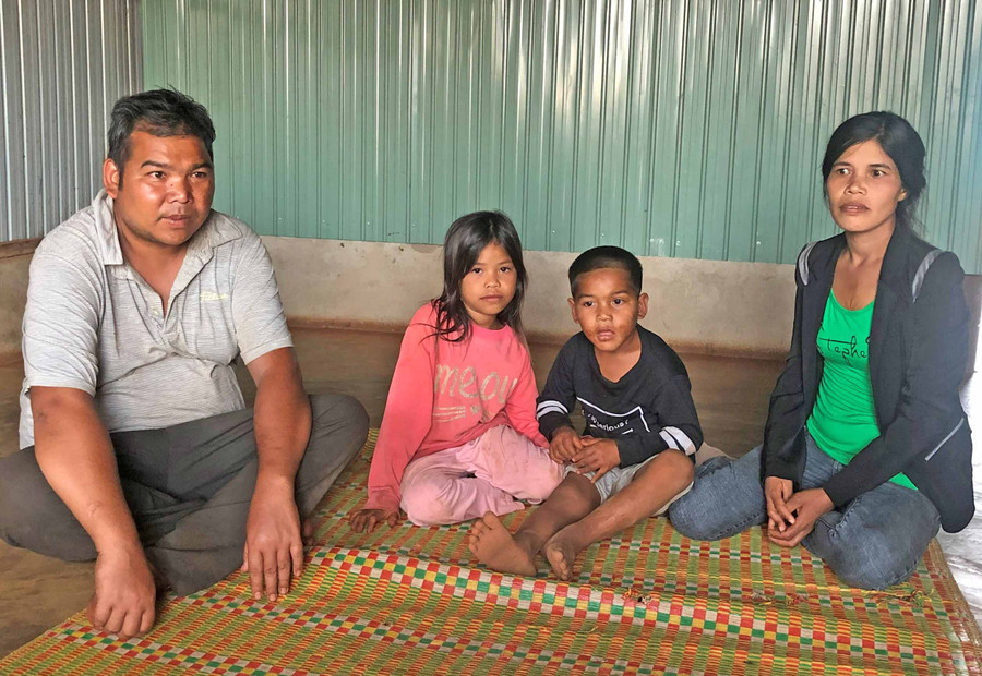 Chị Kpă Beo chỉ mong chồng con hết bệnh để gia đình bớt khổ. Ảnh: Anh Huy