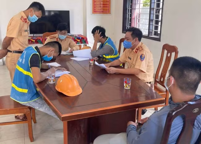 Trạm CSGT Cửa ô Hoà Hải (Phòng CSGT Công an TP.Đà Nẵng) đã lập biên bản xử phạt hành chính đối với nam thanh niên này.
