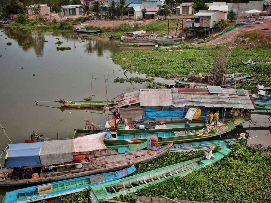Một “xóm liều” sống trên kênh, bên cạnh là khu dân cư cho những người Việt từ Biển Hồ trở về ở xã Vĩnh Bình, H.Vĩnh Hưng (Long An). ẢNH: NGỌC DƯƠNG