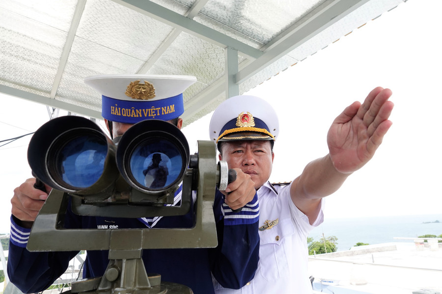 Bộ đội Trạm ra đa 620 quan sát bằng thiết bị chuyên dụng