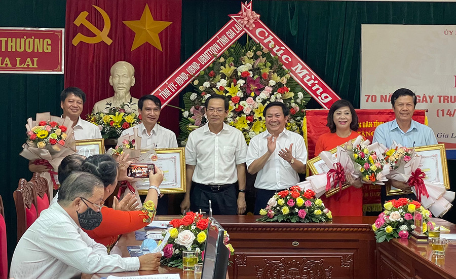 Trao bằng khen của Chủ tịch UBND tỉnh cho các tập thể. Ảnh: Vũ Thảo Các tập thể được nhận bằng khen của UBND tỉnh. Ảnh: Vũ Thảo