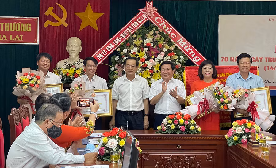 Trao bằng khen của Chủ tịch UBND tỉnh cho các tập thể. Ảnh: Vũ Thảo Các tập thể được nhận bằng khen của UBND tỉnh. Ảnh: Vũ Thảo