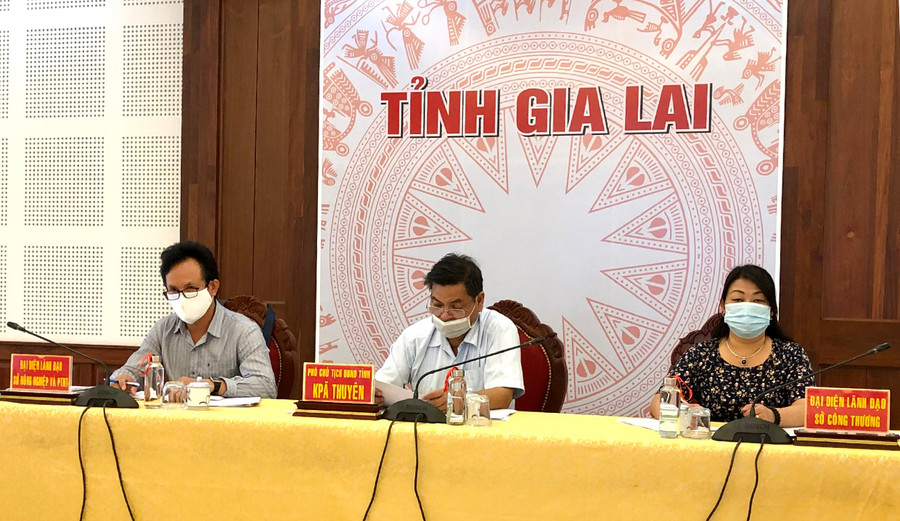 Phó Chủ tịch UBND tỉnh Kpă Thuyên (ngồi giữa) dự hội nghị tại điểm cầu Gia Lai. Ảnh: Lê Nam Phó Chủ tịch UBND tỉnh Kpă Thuyên (ngồi giữa) dự hội nghị tại điểm cầu Gia Lai. Ảnh: Lê Nam