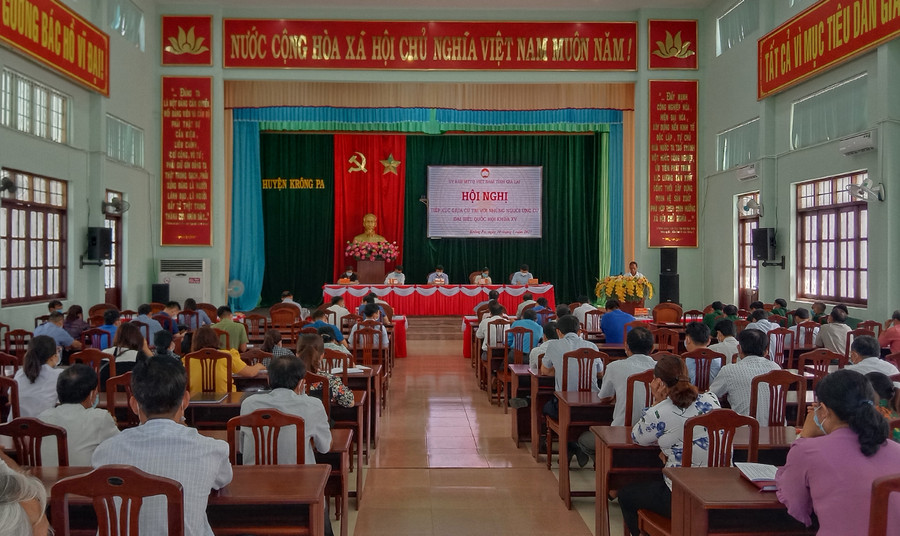 Quang cảnh buổi tiếp xúc cử tri tại huyện Krông Pa. Ảnh: Cao Viễn Phương