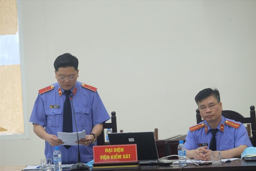 Đại diện Viện Kiểm sát giữ guyền công tố tại phiên toà xét xử hành vi buôn lậu xảy ra tại Công ty Nhật Cường. Ảnh: C.Hùng.
