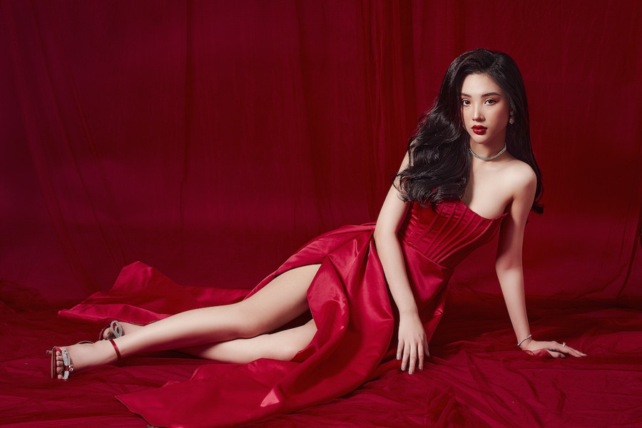 Thời gian qua, cô duy trì chế độ tập luyện yoga, ăn uống khoa học để giữ gìn số đo 86-60-90. Với chiều cao nổi bật 1,72m, Mỹ Huyền cũng tranh thủ khoe triệt để đôi chân dài của mình trong loạt ảnh vừa thực hiện. ẢNH: NVCC