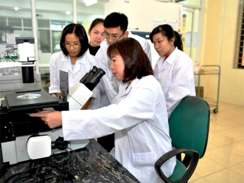 PGS-TS Trần Thị Thu Hà hướng dẫn sinh viên nghiên cứu khoa học.