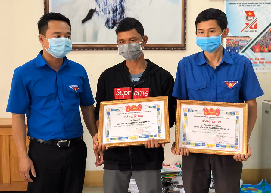  Anh Đỗ Duy Nam-Phó Bí thư Tỉnh Đoàn tặng bằng khen cho anh A Ngam (ở giữa) và anh Nguyễn Kim Quân. Ảnh: Phan Lài