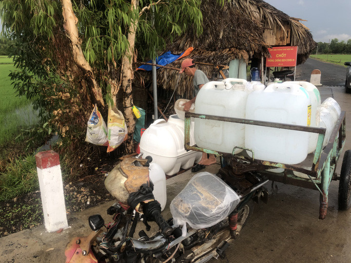 Không những thiếu thốn về vật chất, trang thiết bị nước sinh hoạt cũng đang bị thiếu.