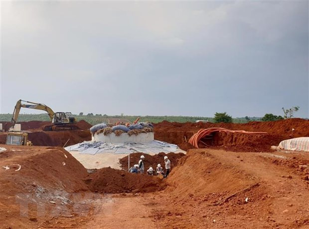 Một trụ điện gió (công suất hơn 3,7MW) đang được triển khai xây dựng tại xã Thuận Hà, huyện Đắk Song, tỉnh Đắk Nông. (Ảnh: Ngọc Minh/TTXVN)