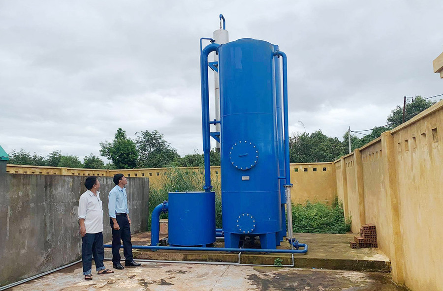  Ra quân tu sửa, bảo vệ công trình cấp nước và vệ sinh công cộng là nội dung chính trong hưởng ứng tuần lễ. Ảnh: Hồng Thương